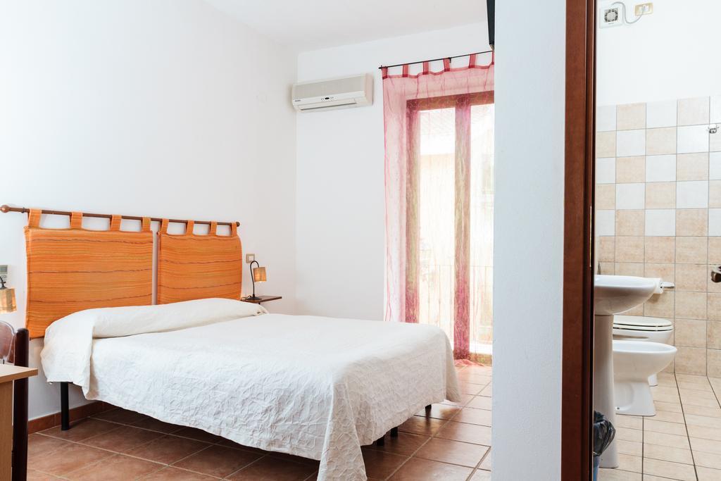 La Mezzanella Guesthouse Porto Torres Habitación foto